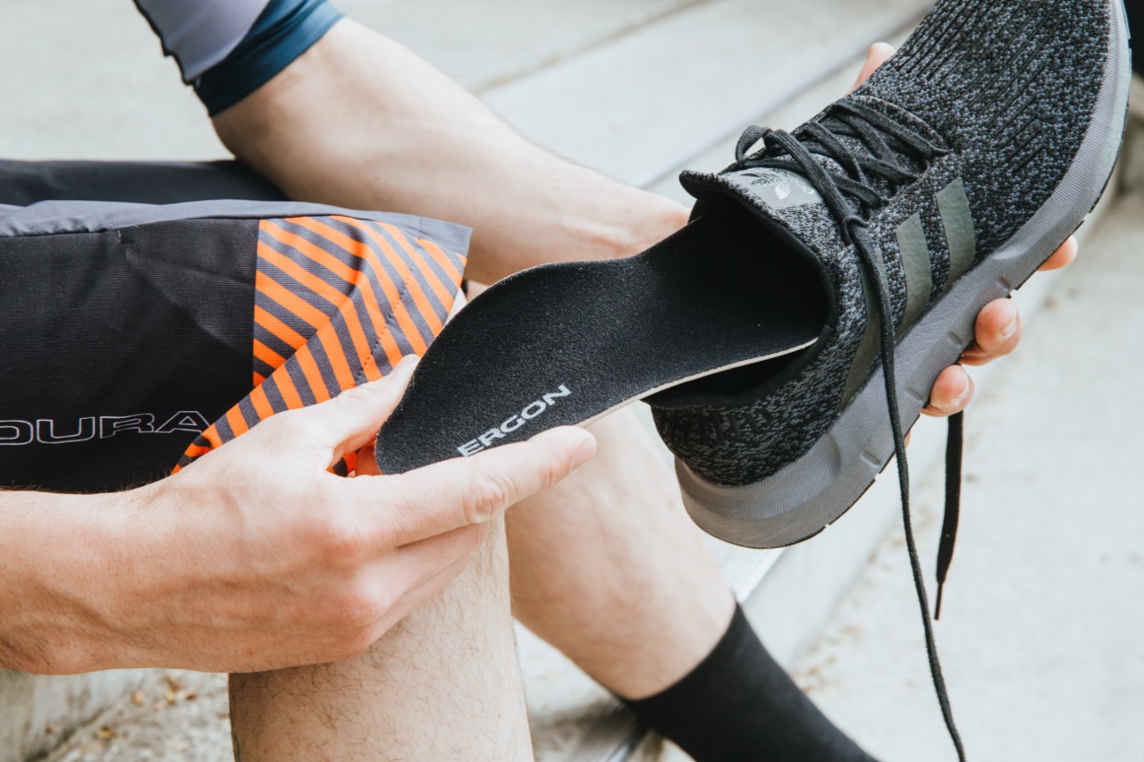 Ergon Einlegesohle wird in einen Schuh eingesetzt.