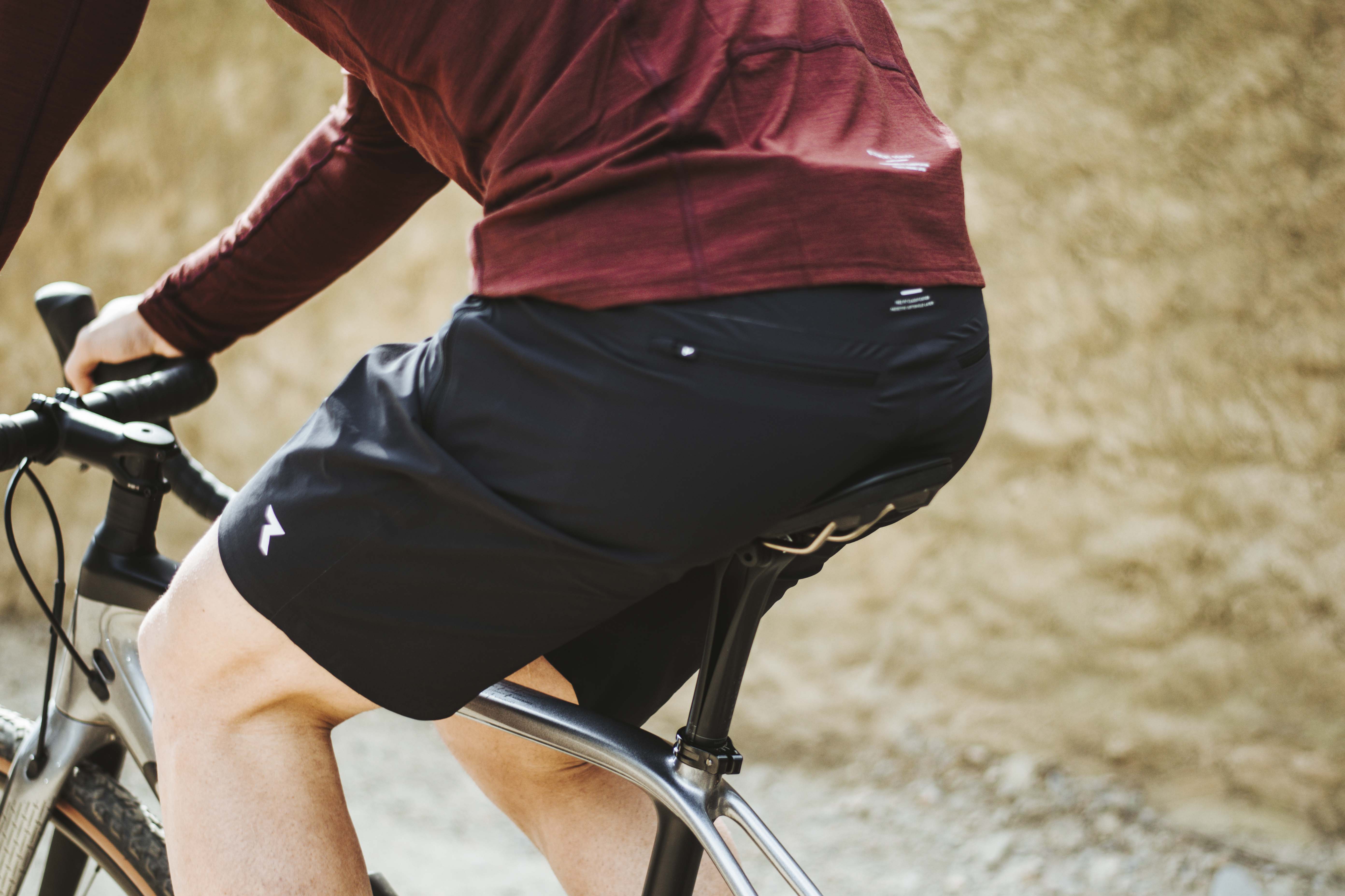 Mann fährt auf einem MTB. Nahaufnahme von der Radhose.