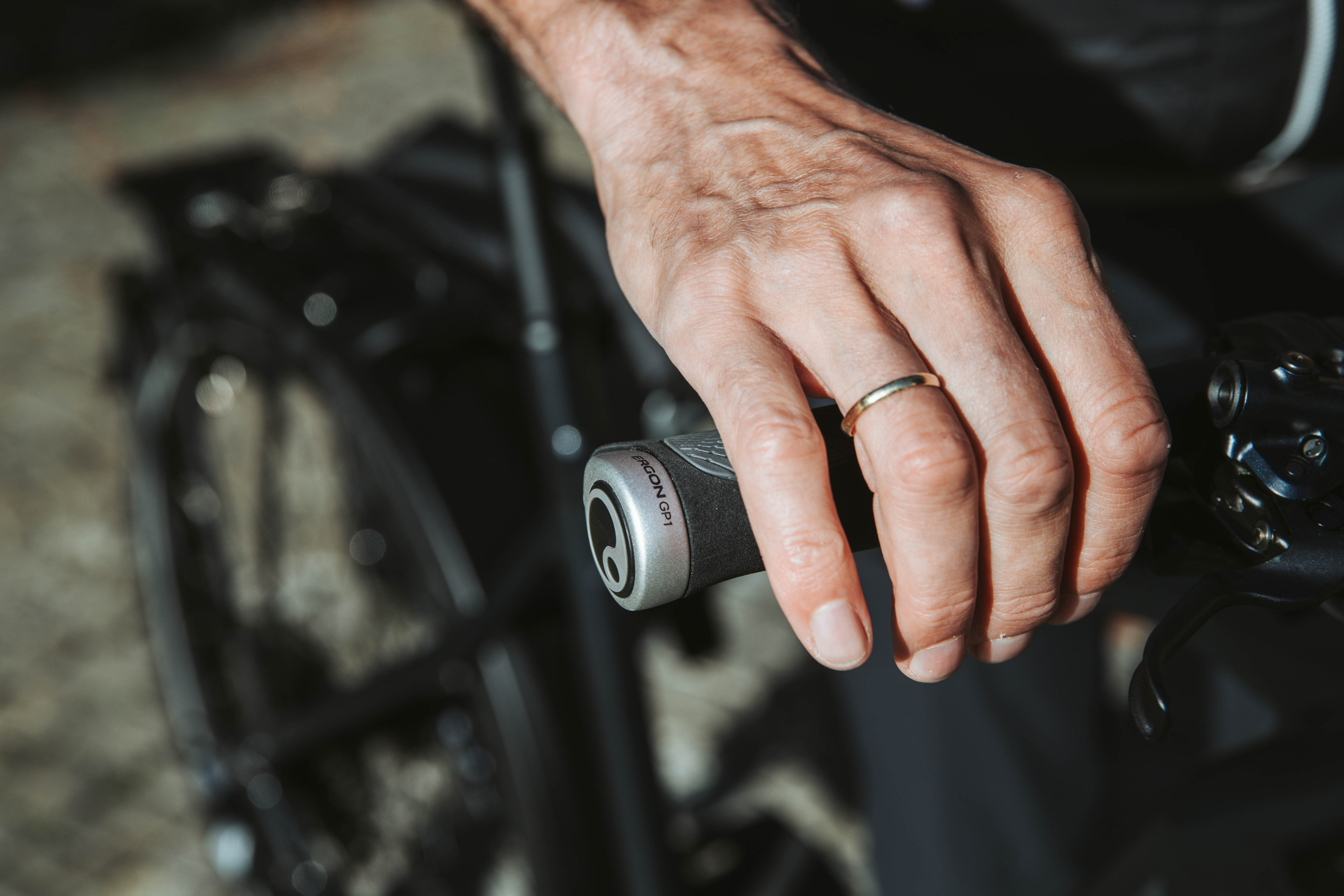 Hand umfasst Ergon GP1 Fahrradgriff, montiert an Touren-Fahrrad.