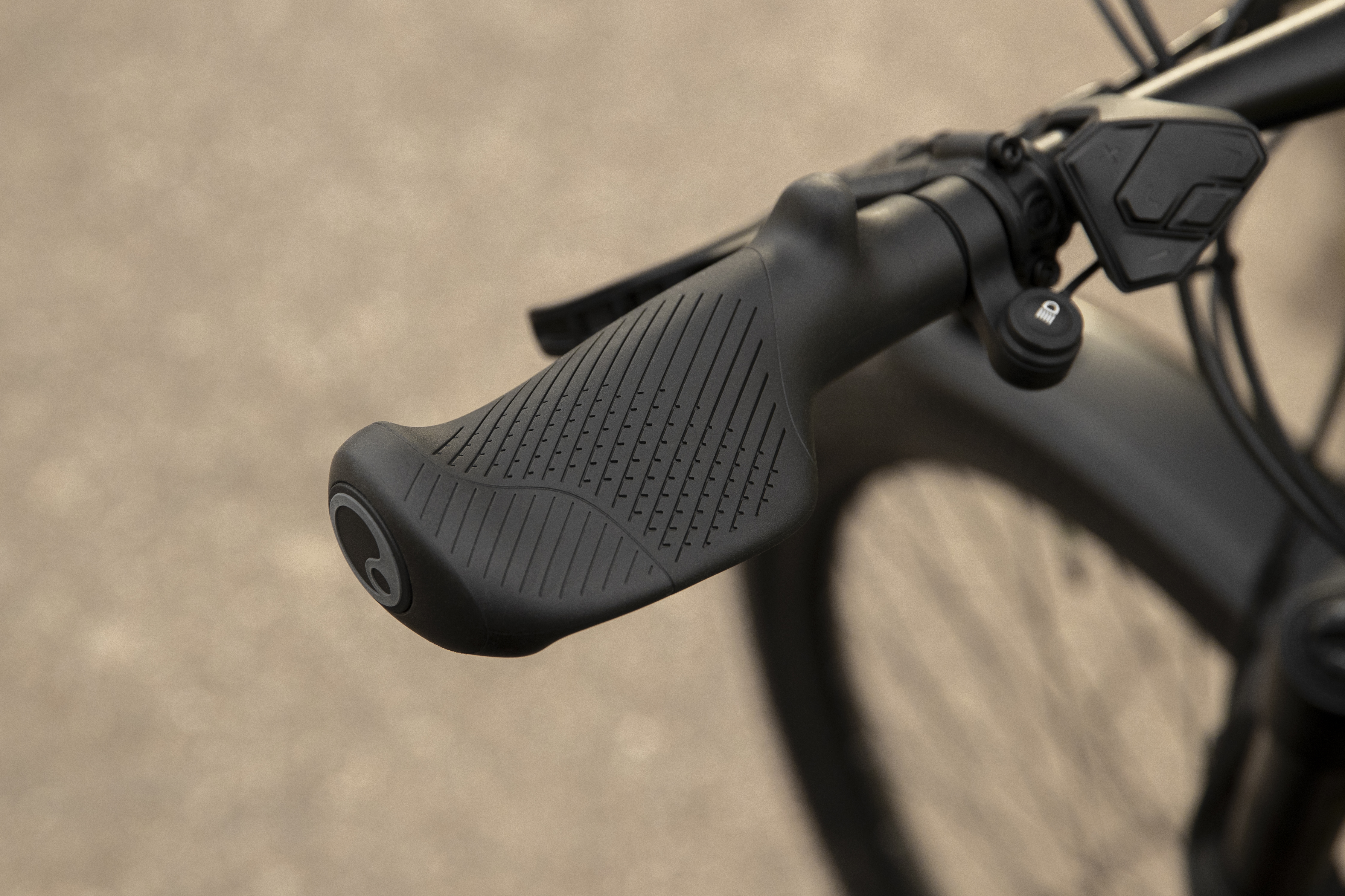 Nahaufnahme des Ergon GT1 Fahrradgriffs am Touren-Fahrrad.