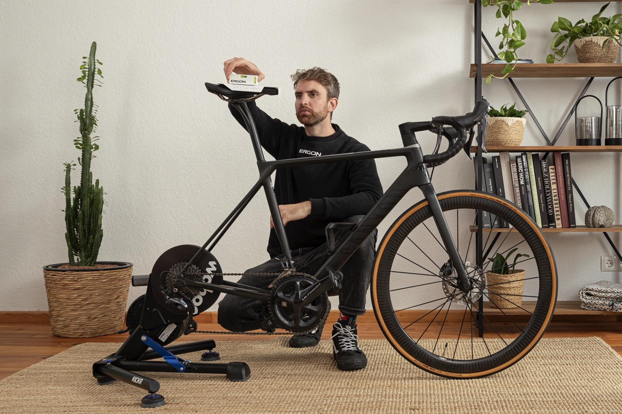 Mann stellt das Indoor Cycling Rad ergonomisch ein.
