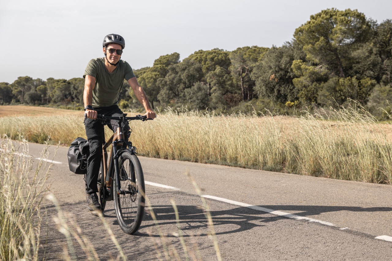 Mann fährt mit dem E-Bike über eine Landstraße.
