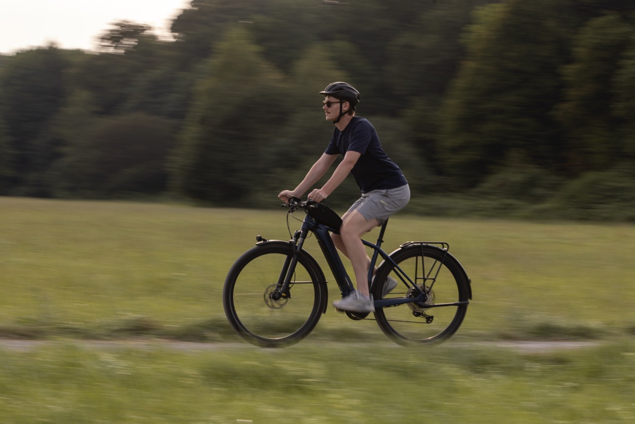 E-Bike Feldweg Mann fährt mit E-Bike über einen Feldweg.