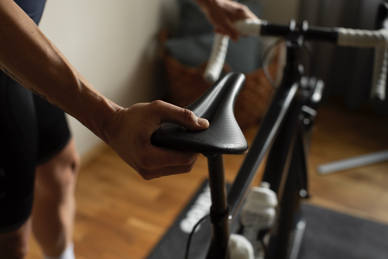 Nahaufnahme von einem Herrensattel auf einem Indoor Cycling Rad