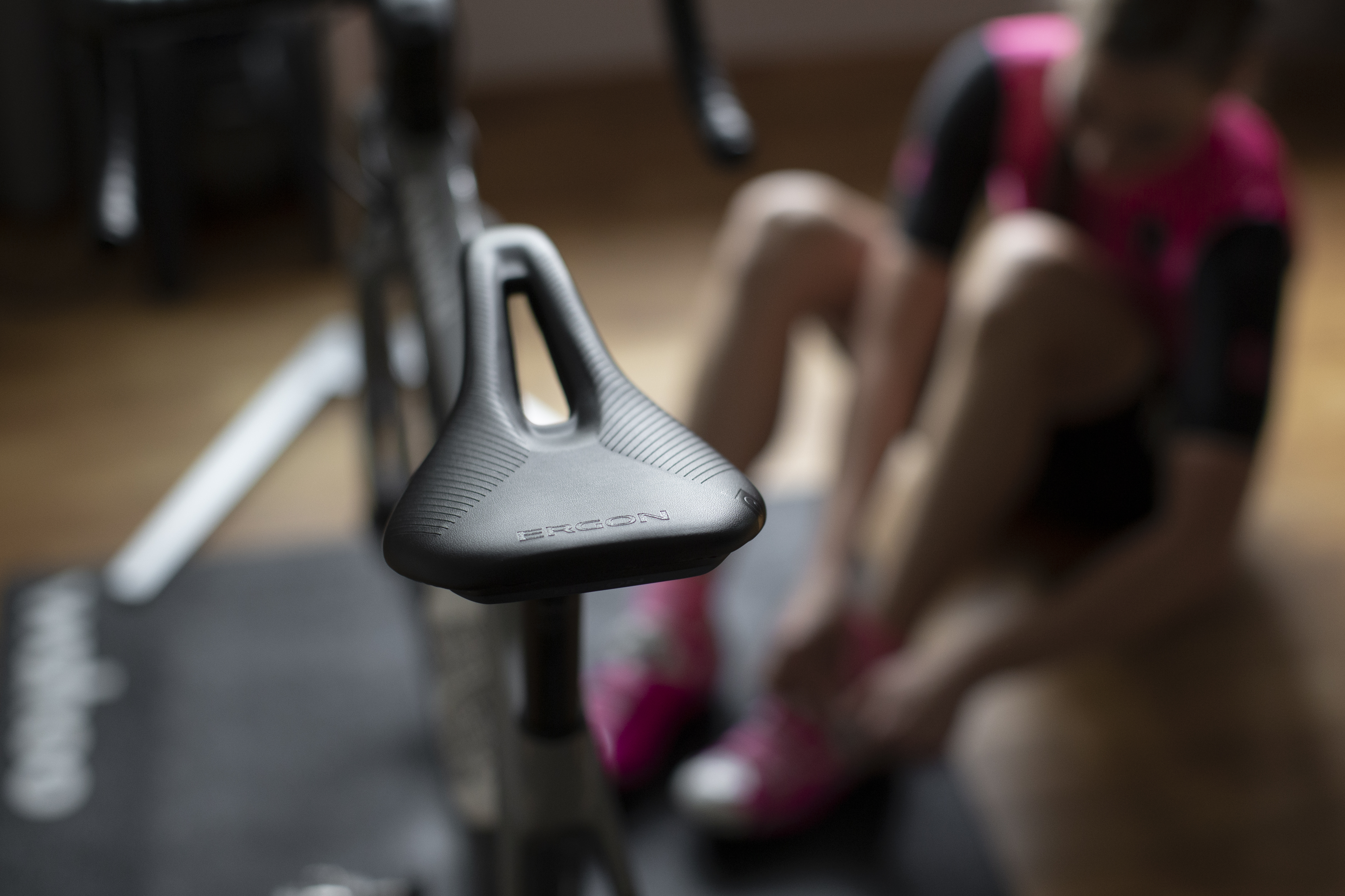Nahaufnahme von einem Frauensattel auf einem Indoor Cycling Rad