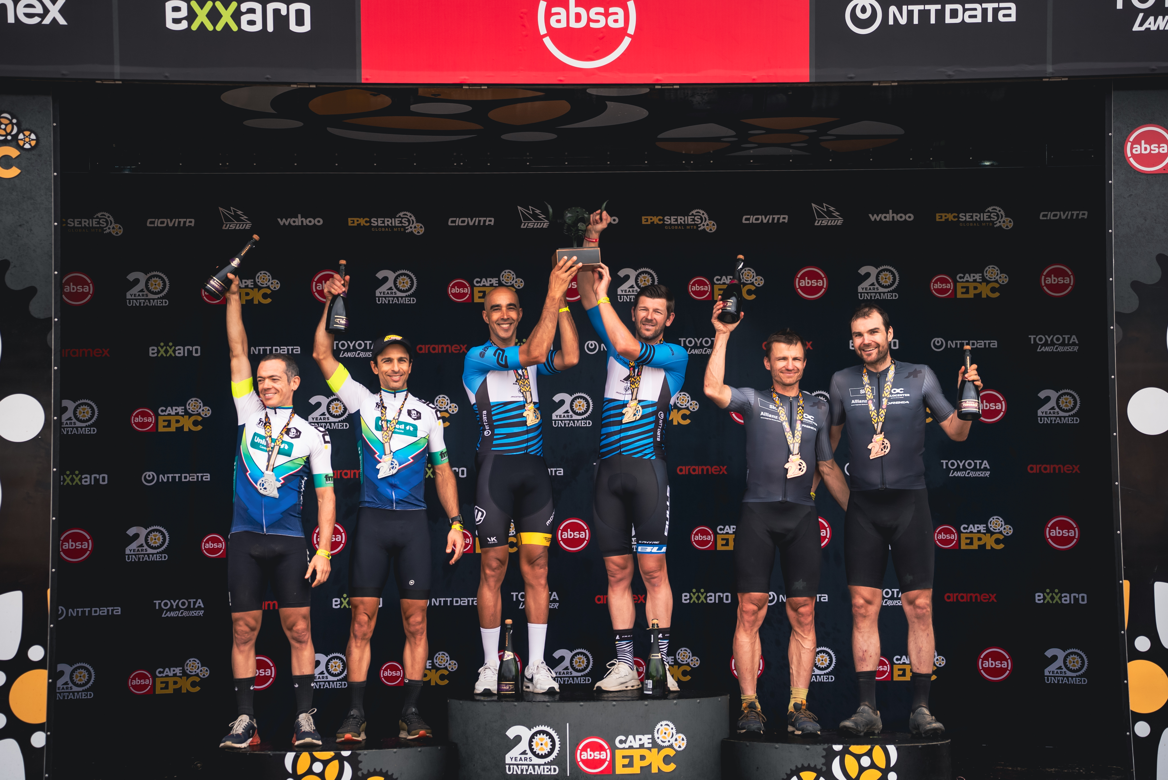 Die Gewinner des Cape Epic 2024 auf dem Siegertreppchen.