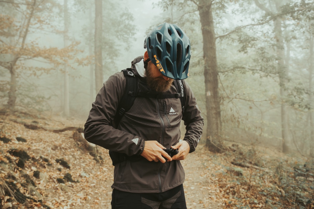 Mann stellt Bauchgurt seines Rucksacks ein