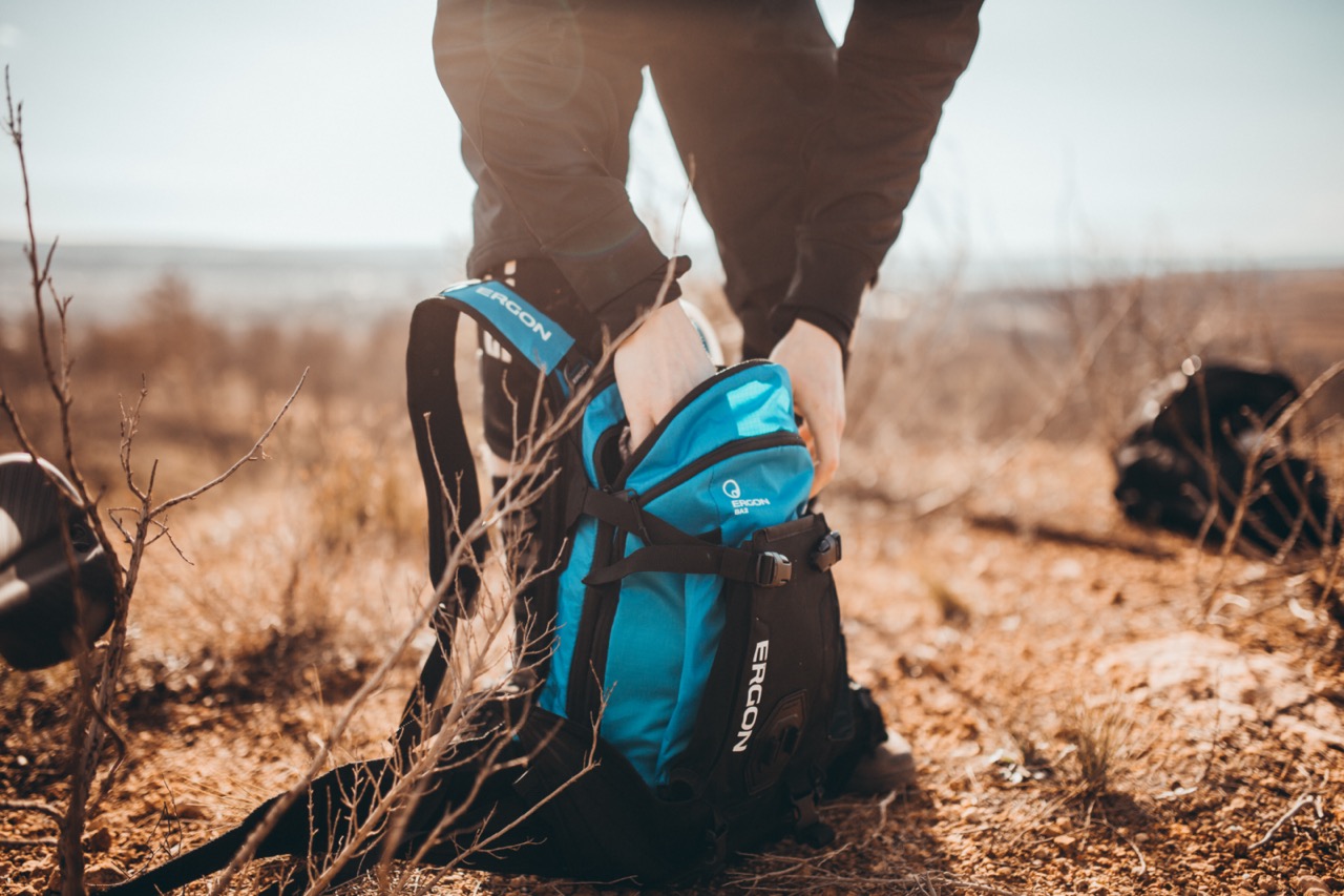 Fahrer nimmt etwas aus BA2 Rucksack heraus