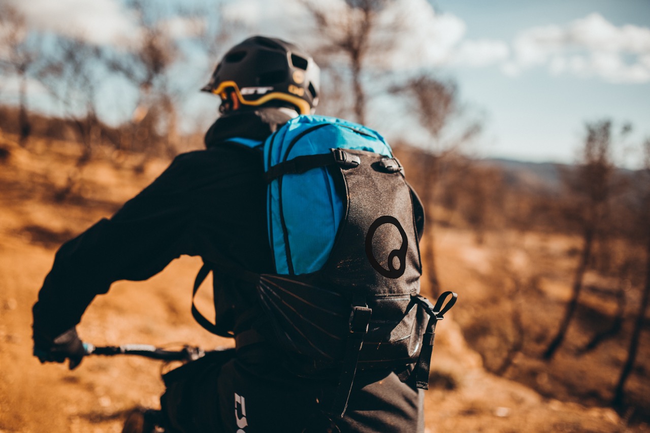 Ergon BA2 Mann trägt den BA2 Rucksack