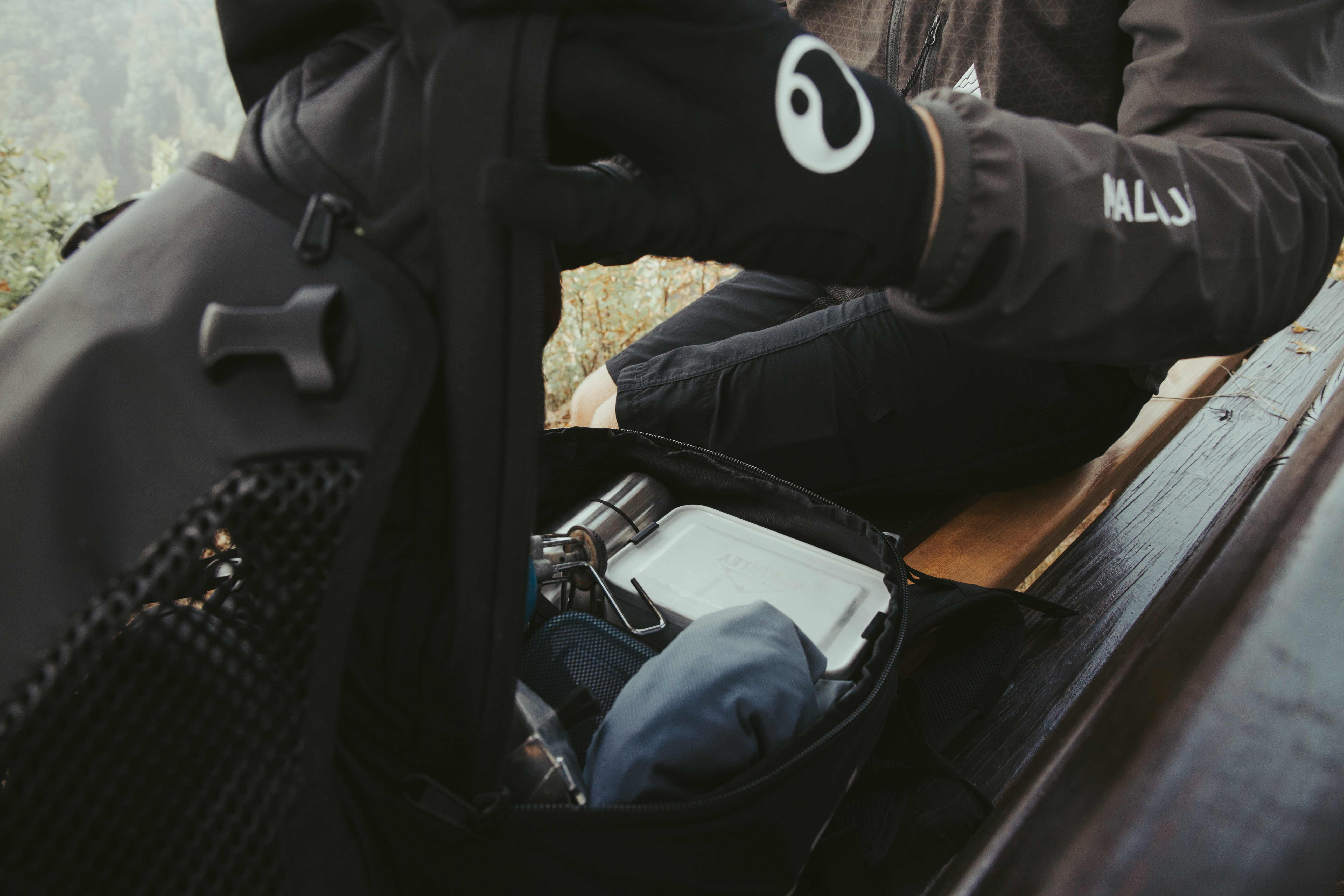 Mann öffnet BX4 Rucksack 