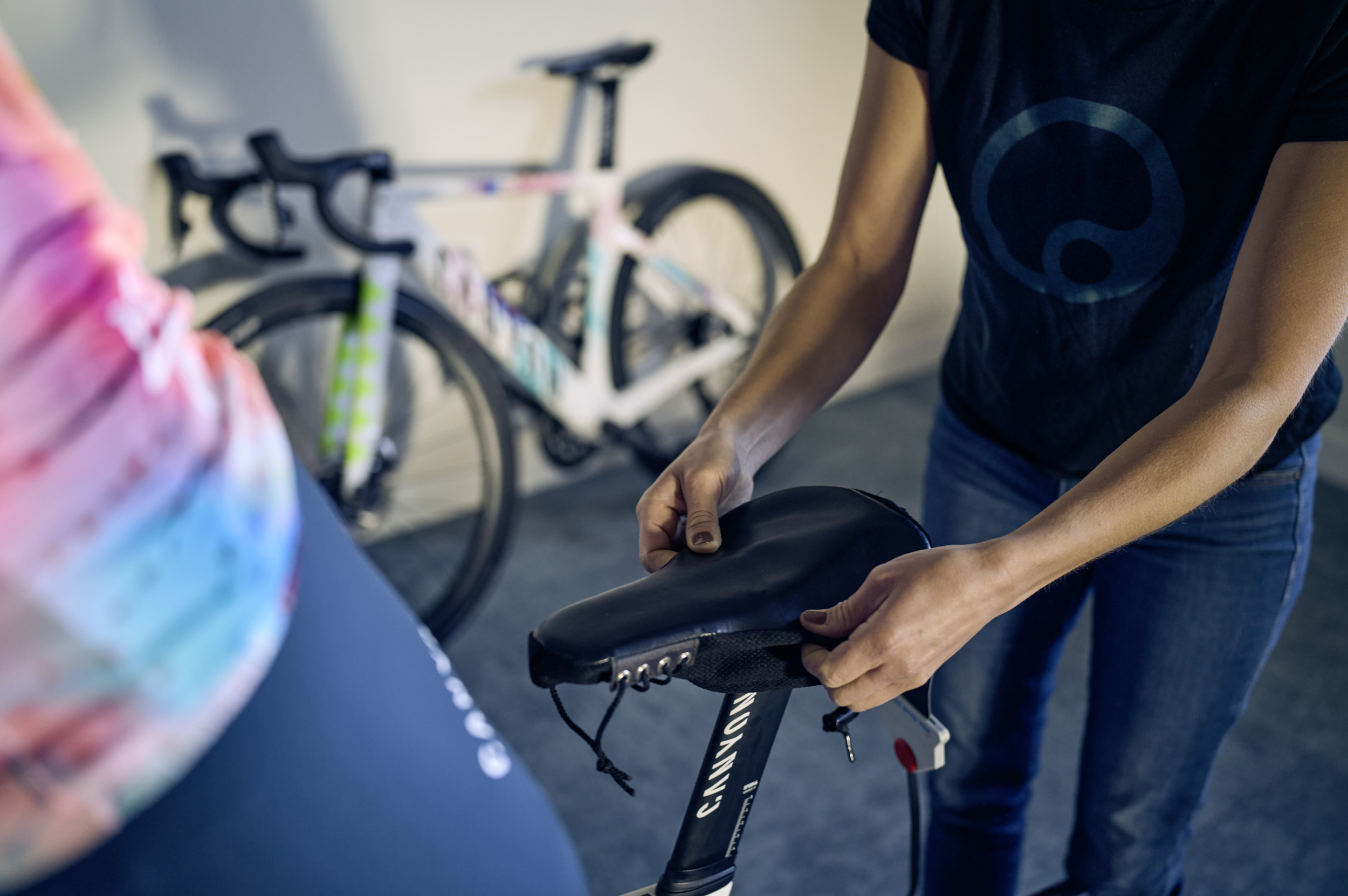 Ergon Die richtige Einstellung braucht den richtigen Sattel Person justiert Ergon Sattel