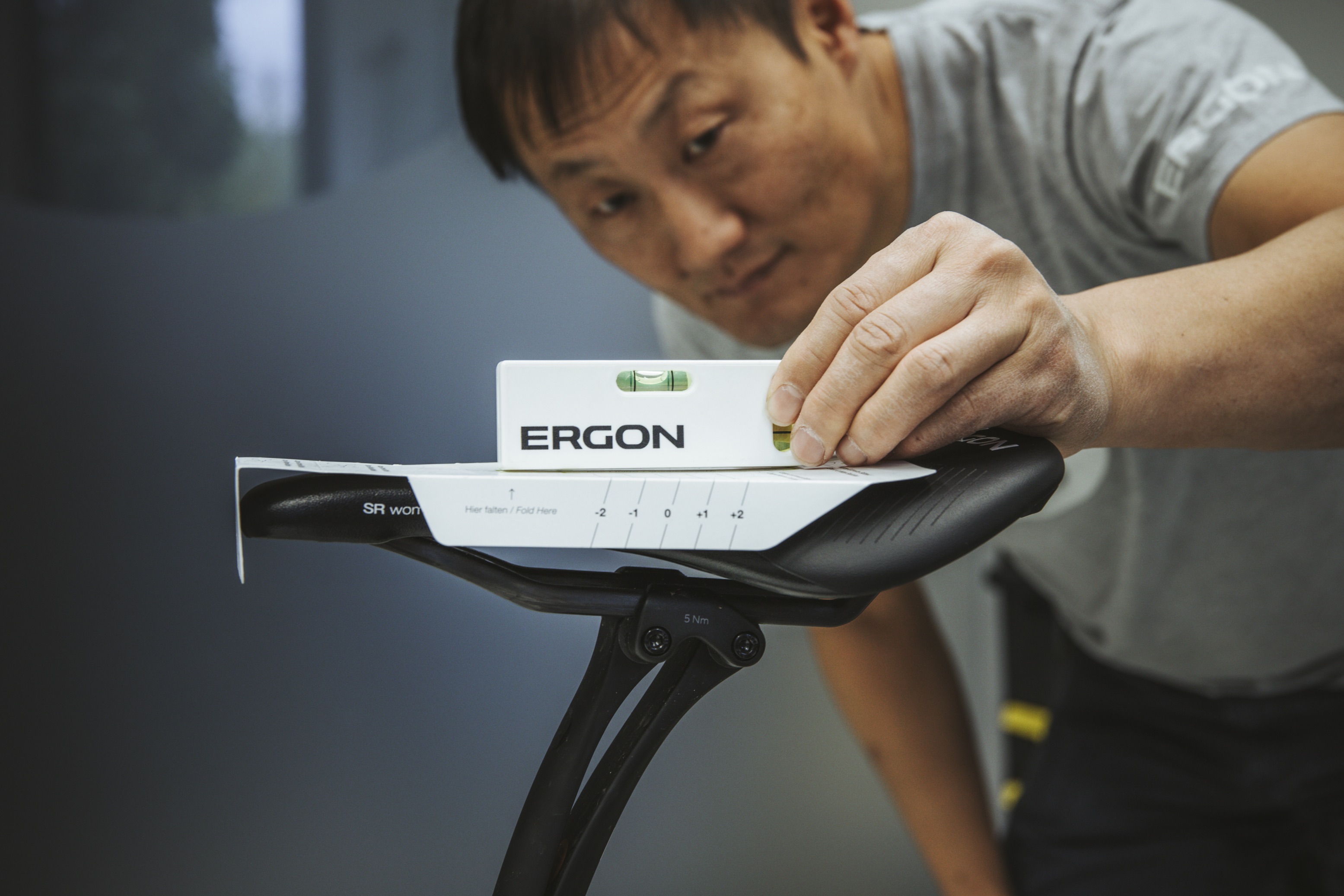 Dr. Kim Tofaute stellt die Sattelneigung mit Ergon Fitting Box Wasserwaage ein