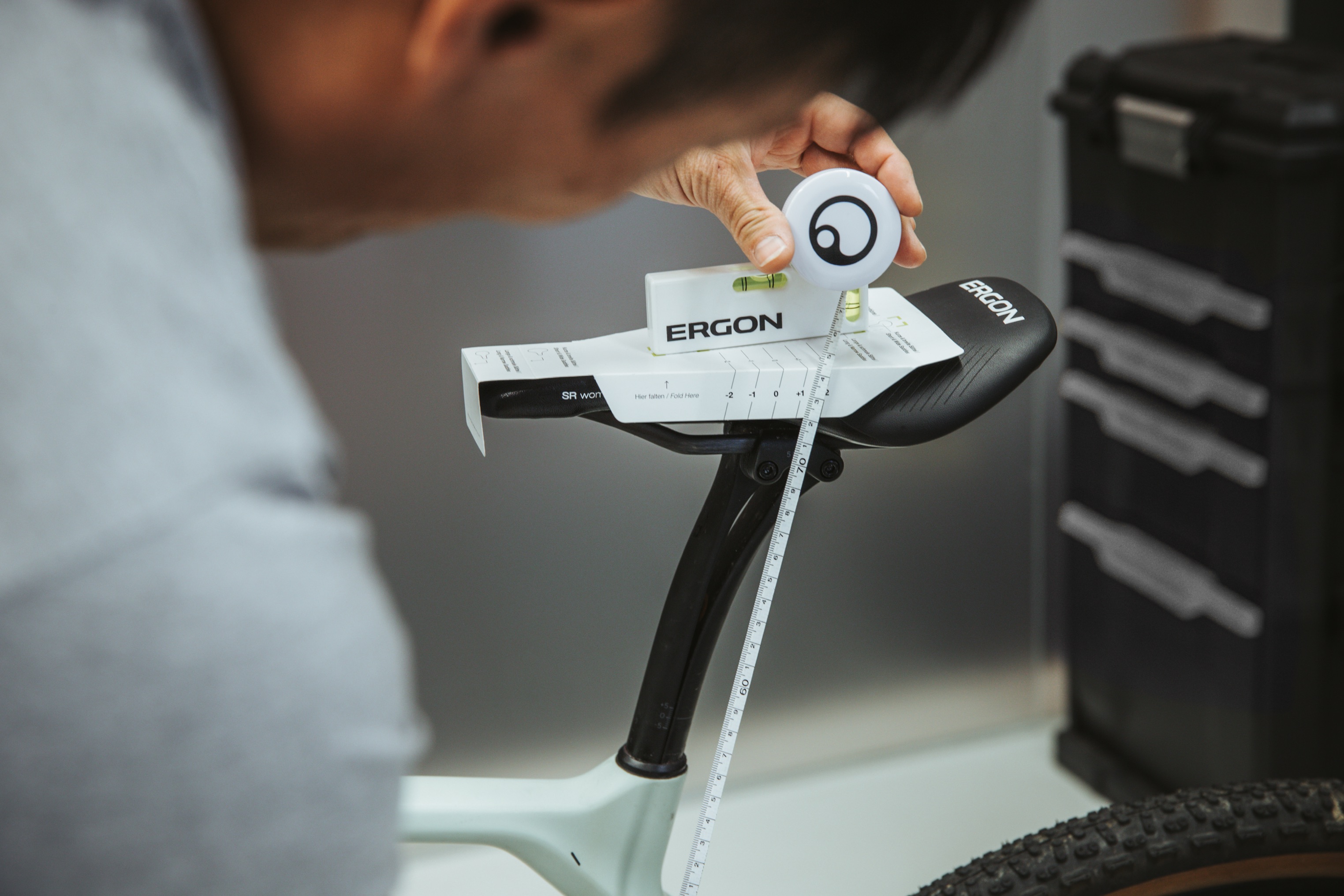 Dr. Kim Tofaute misst die Sattelhöhe mit Ergon Fitting Box Maßband