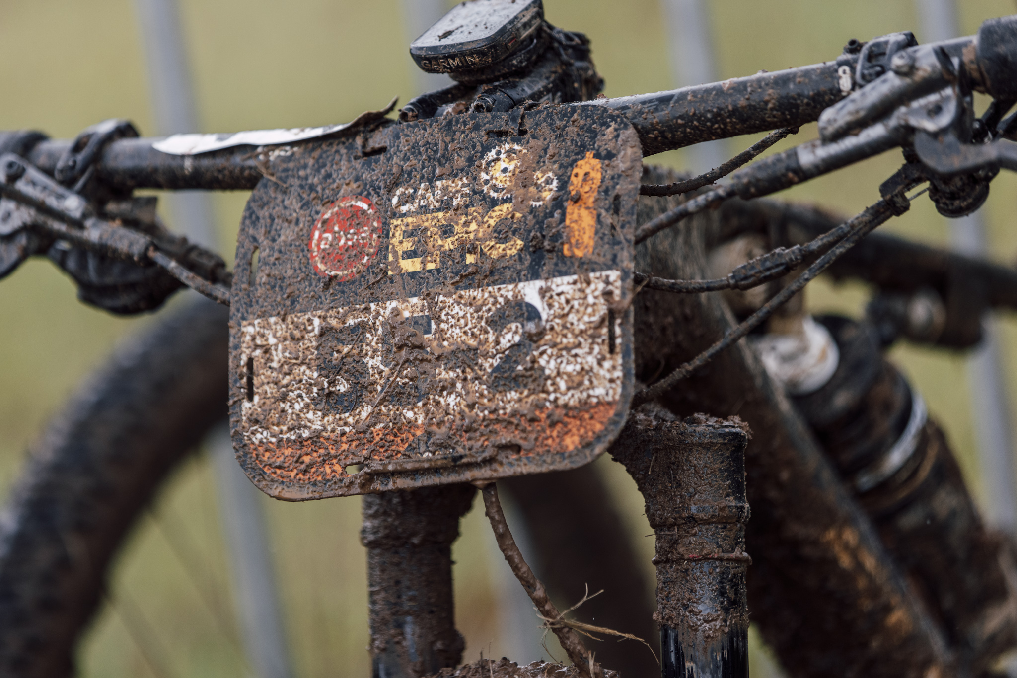 Schmutziges Cape Epic Schild am Fahrradlenker