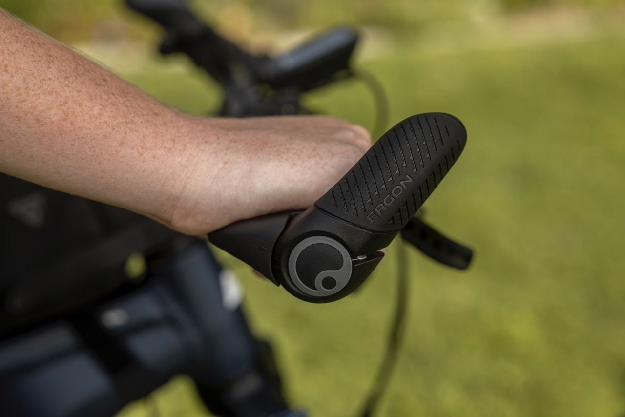 Person greift um den Ergon GP3.