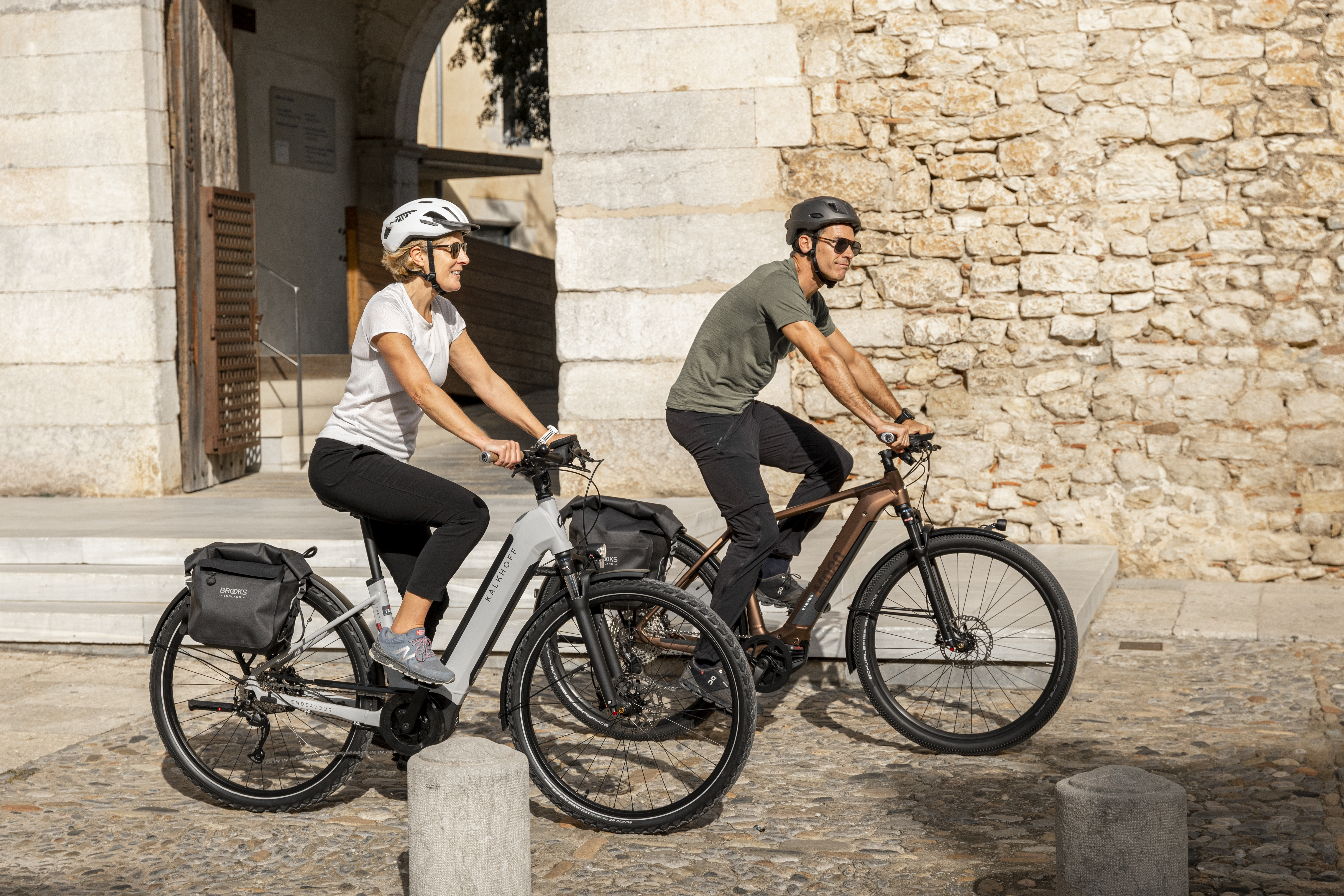 Frau und Mann auf Tourenrädern in der Stadt