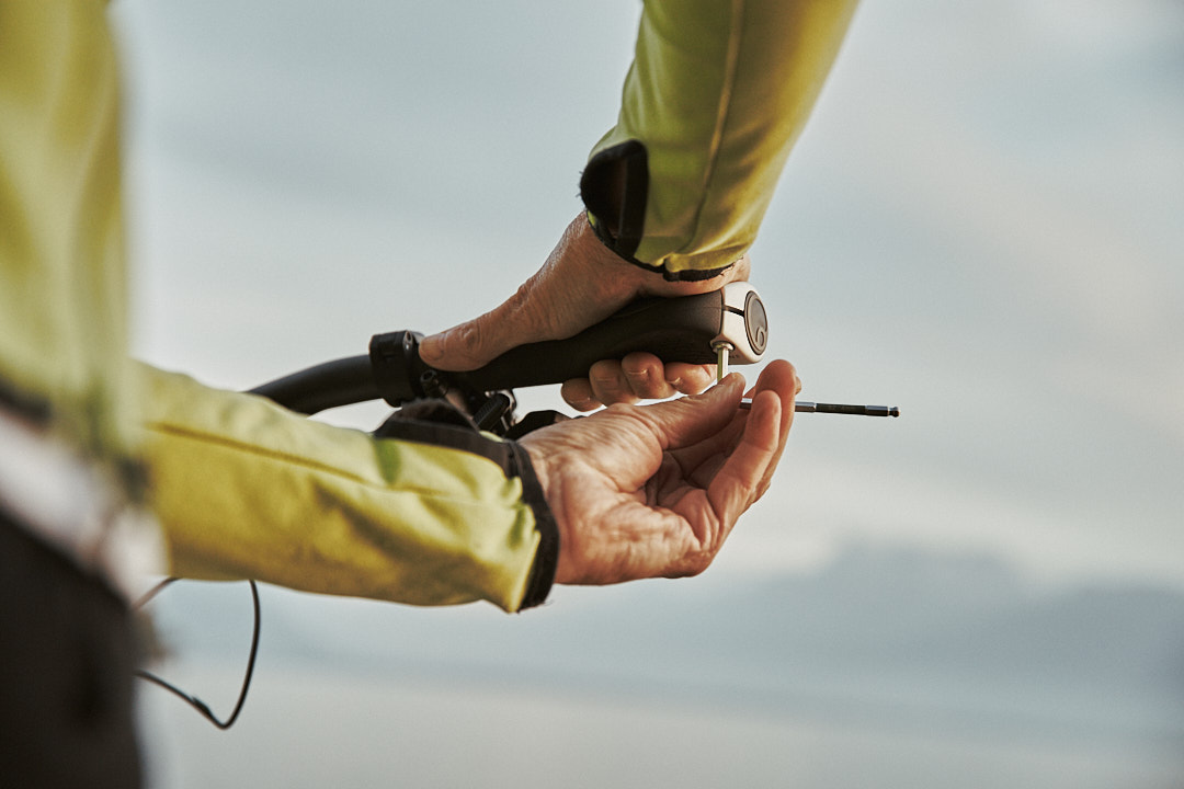 Fahrradgriff wird mit einem Schraubenschlüssel festgezogen.