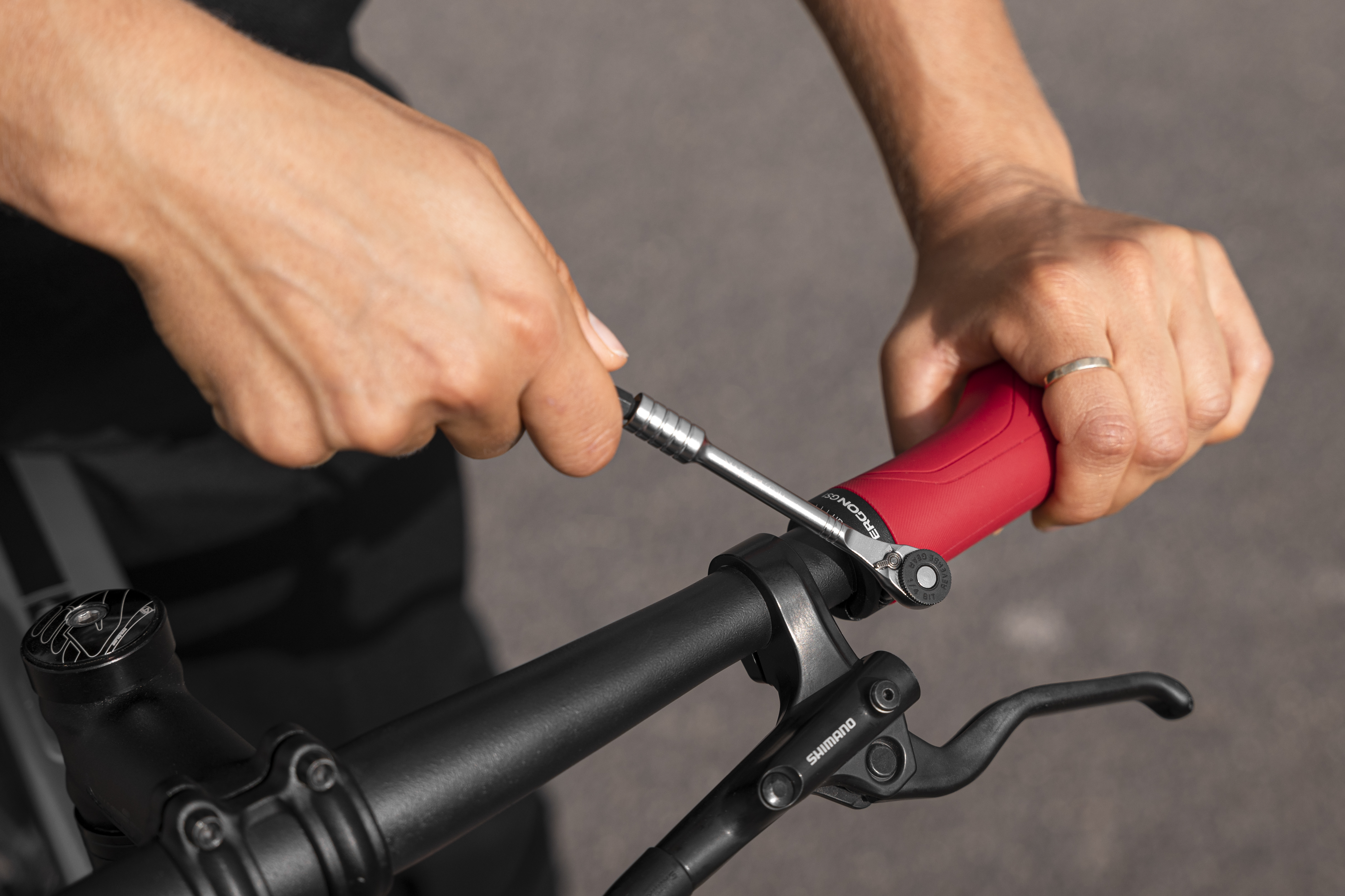 Fahrradgriff wird mit einem Schraubenschlüssel festgezogen.