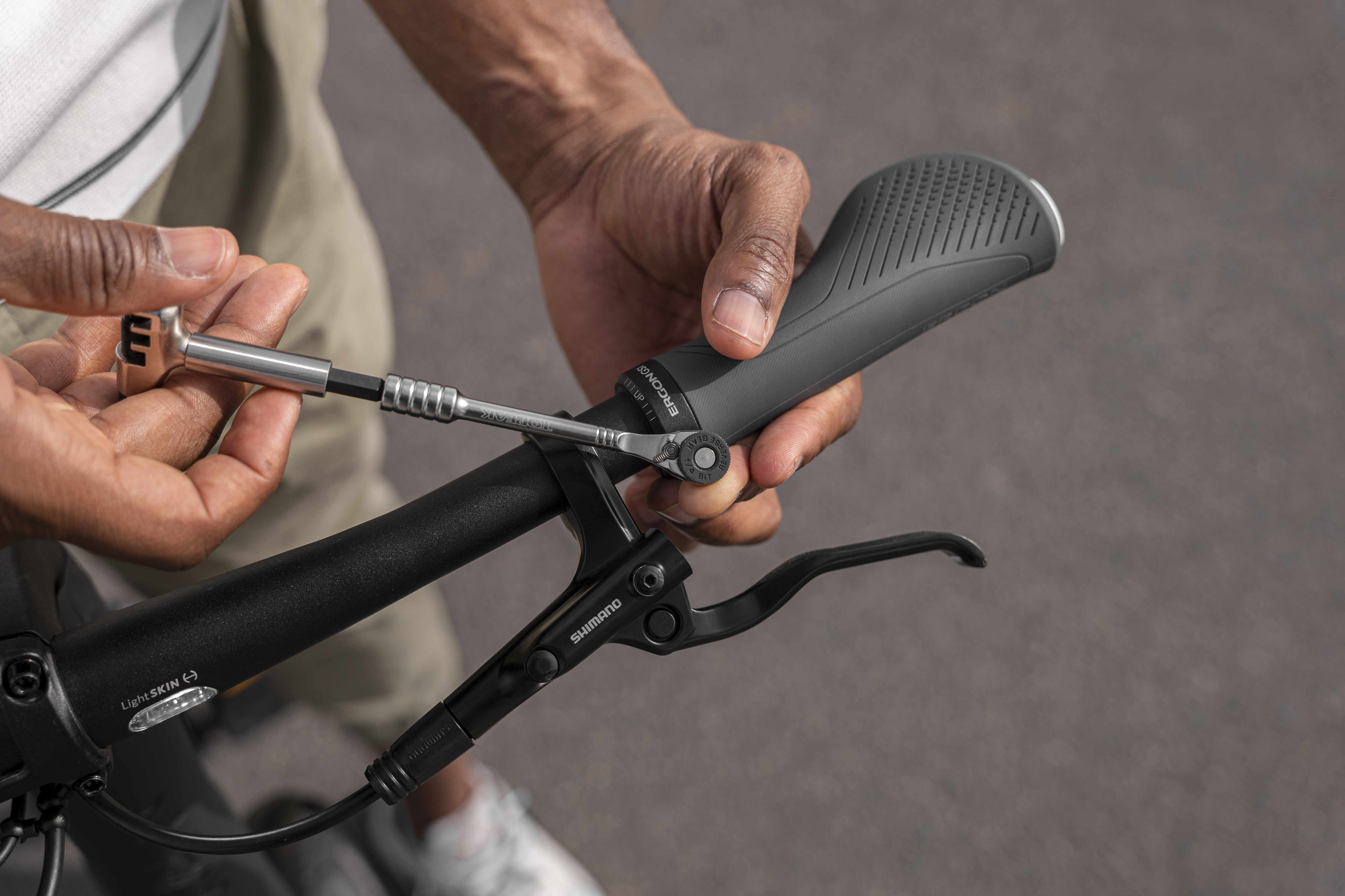 Fahrradgriff wird mit einem Schraubenschlüssel festgezogen.