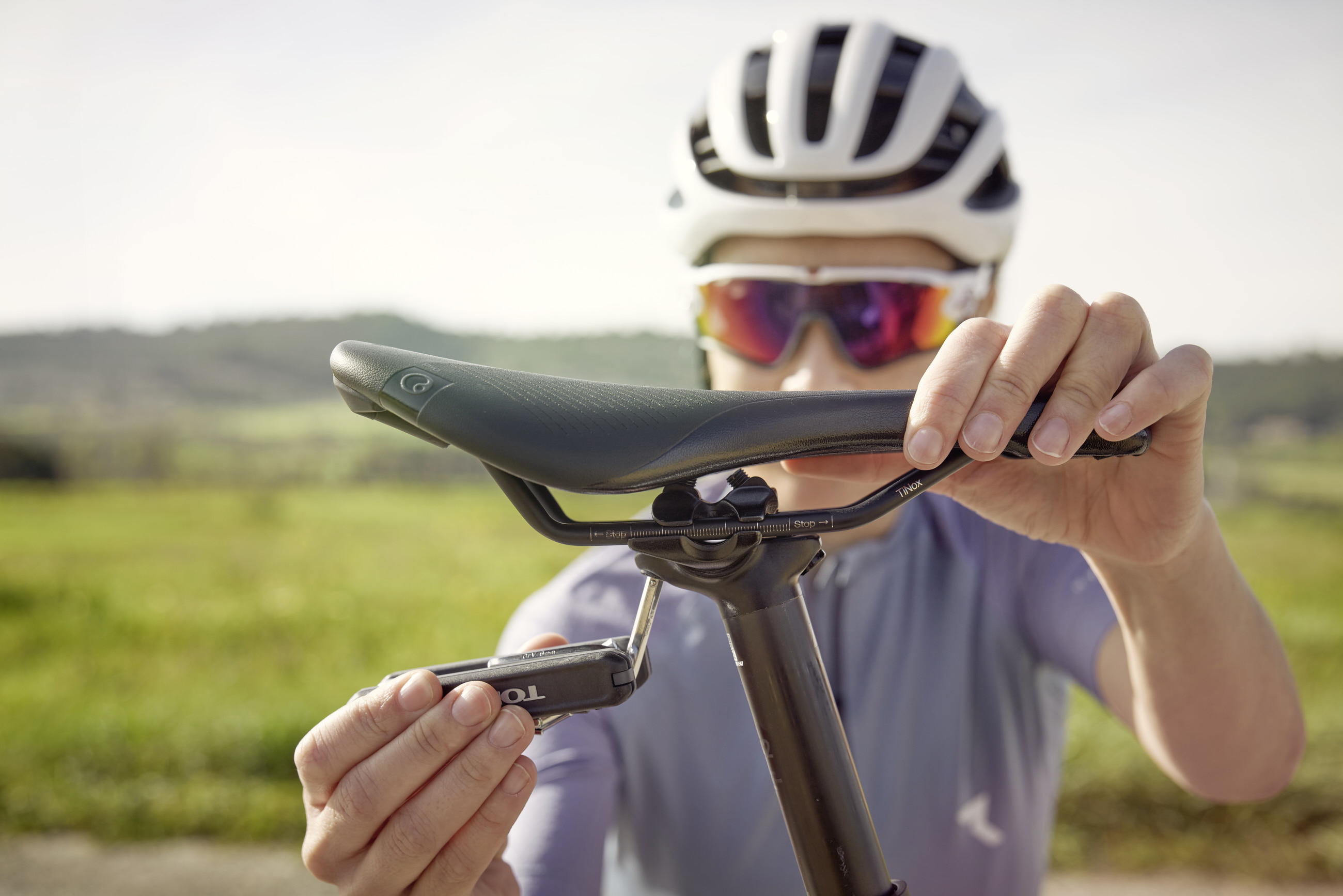 Radfahrer justiert die Sattelhöhe an seinem Ergon Sattel für optimale Fahrposition.