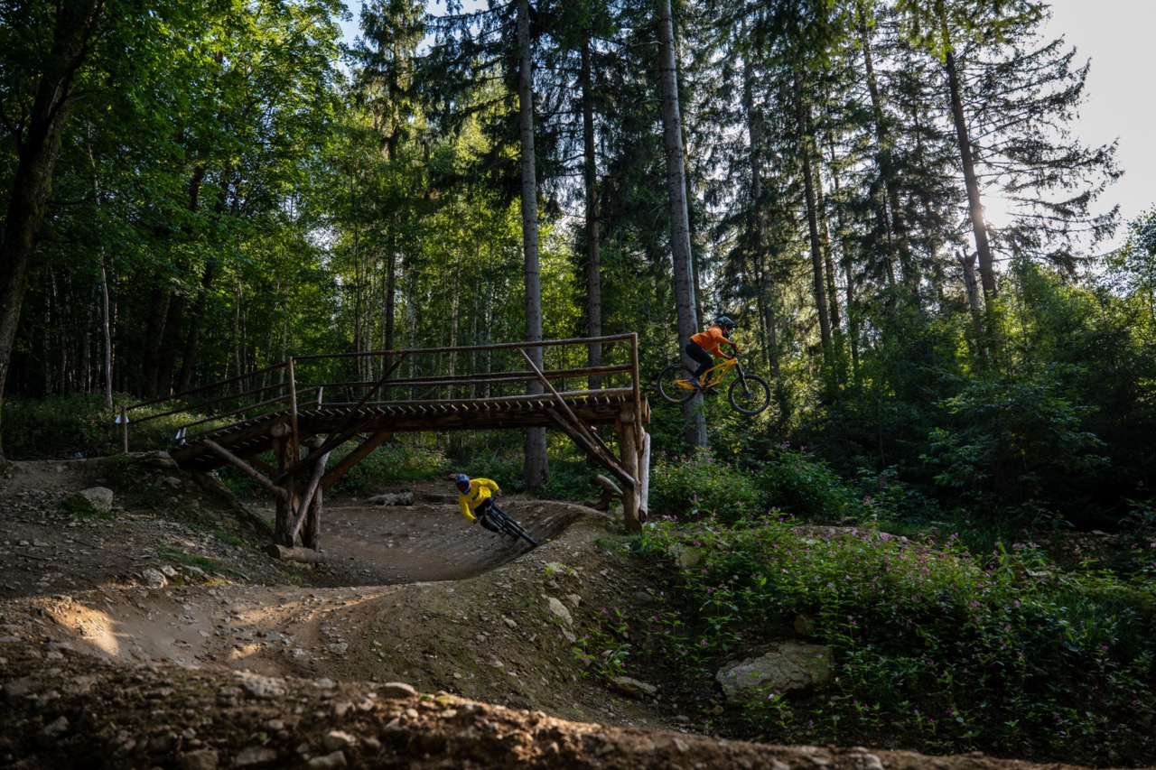 Zwei Fahrer im MTB Zone Bikepark