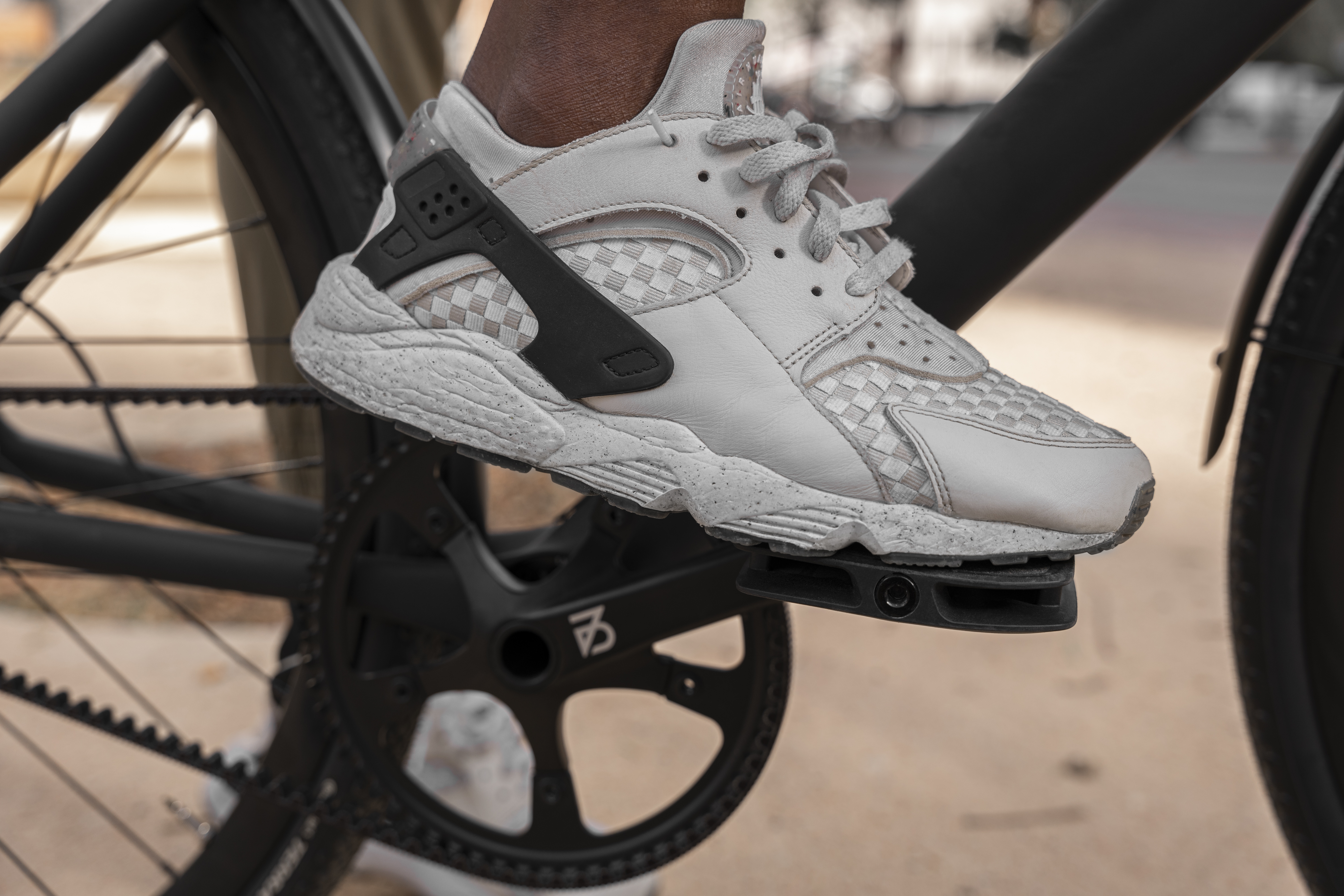 Radschuh auf Pedal mit Details zur Schuhkonstruktion.