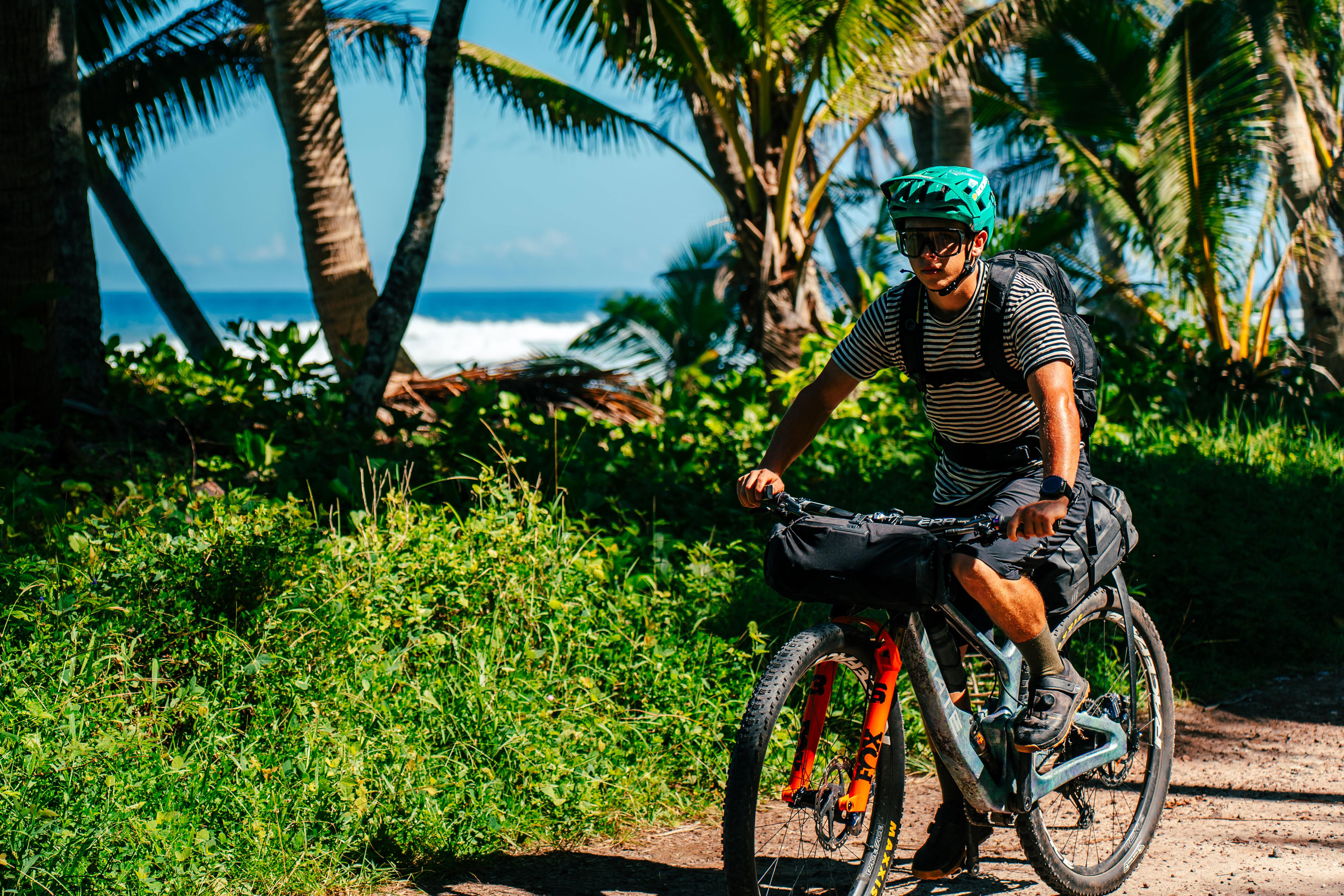 Matthew Fairbrother fährt am Meer entlang