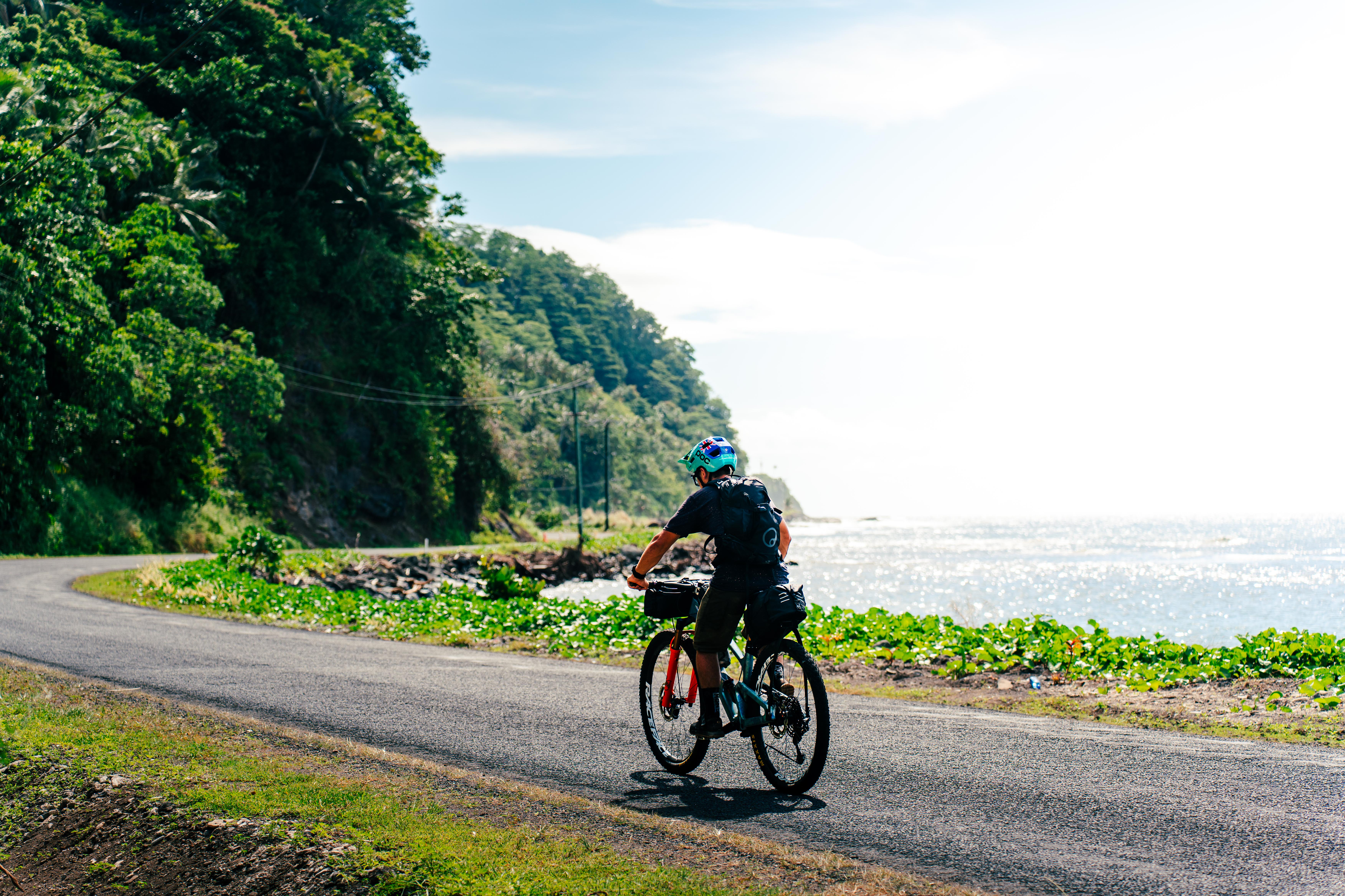 Matthew Fairbrother fährt am Meer entlang.