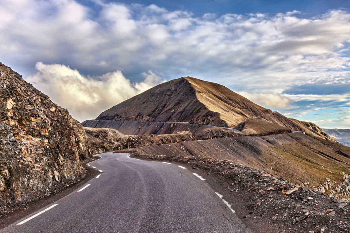 Hochalpine Straße am Cime de la Bonette, eine der höchsten asphaltierten Straßen Europas.