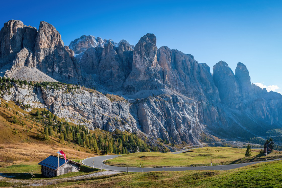 Blick auf das Sella Joch mit den Dolomiten im Hintergrund.