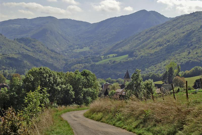 Steiler Anstieg des Grand Colombier mit Blick auf das Rhonetal.