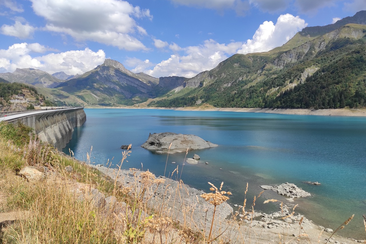 Malerischer Cormet de Roselend mit See und grünen Wiesen.