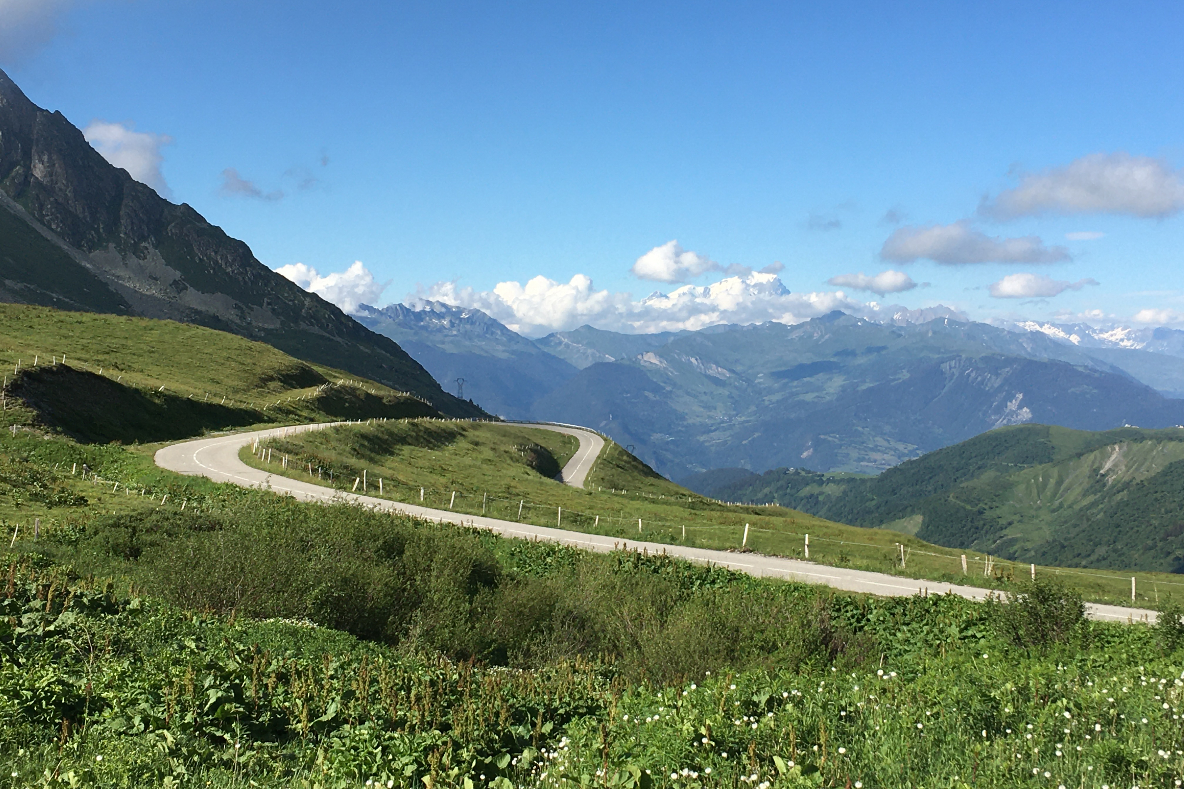 Serpentinen des Col de la Madeleine mit dramatischer Bergkulisse in den französischen Alpen.