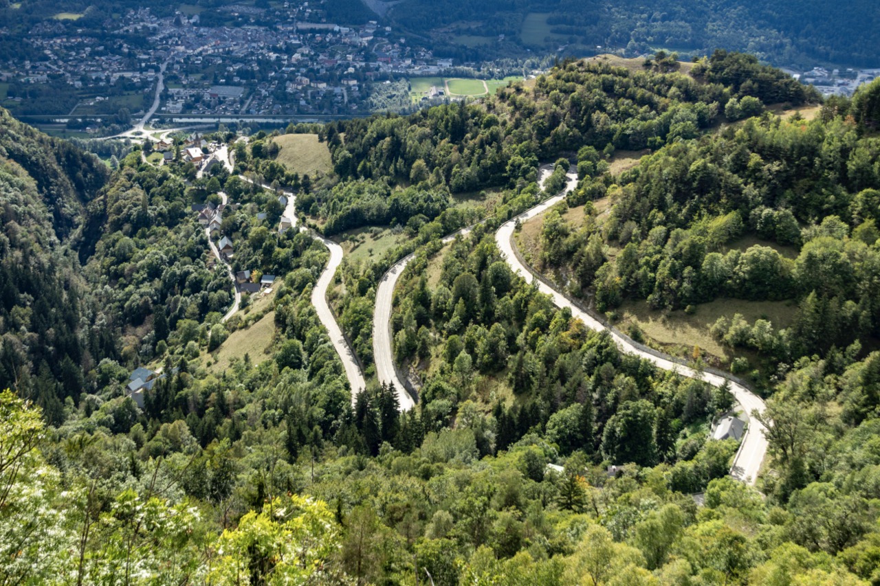 Luftaufnahme der berühmten Serpentinenstraße von Alpe d’Huez in den französischen Alpen, ein Klassiker der Tour de France.