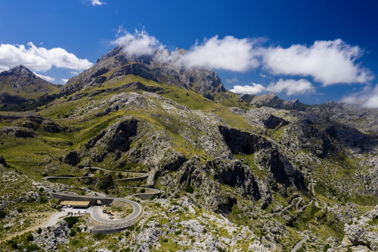 Spektakuläre Serpentinenstraße von Sa Calobra auf Mallorca mit Blick auf das Mittelmeer.