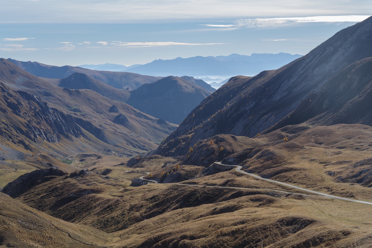 Einsame Bergstraße des Colle delle Morti in den italienischen Alpen.