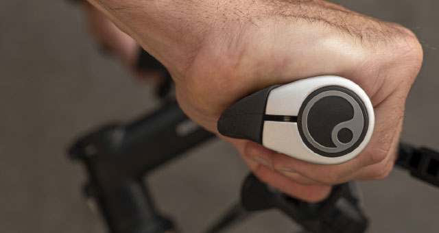 Nahaufnahme einer Hand. die den Ergon GP1 Evo Griff umgreift.