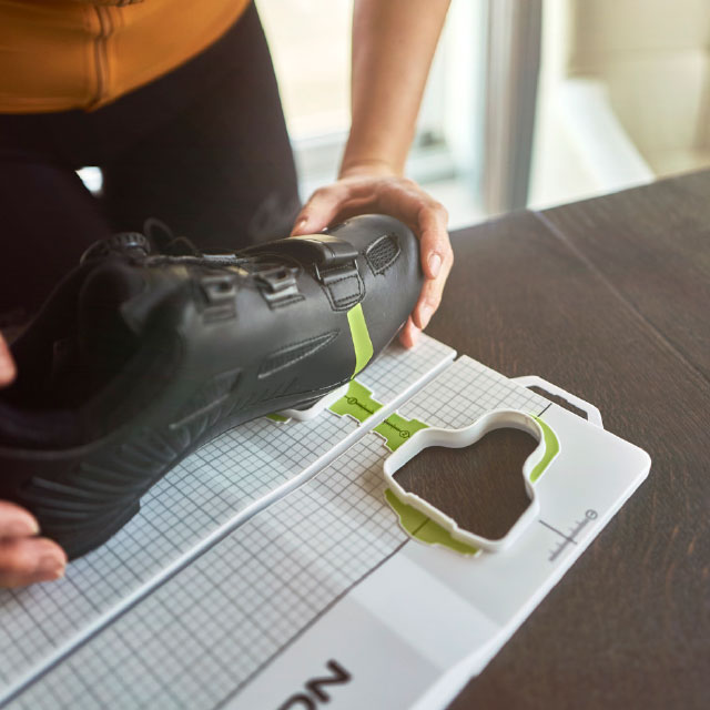 Einstellung der Pedalcleats mithilfe des Ergon Cleattools