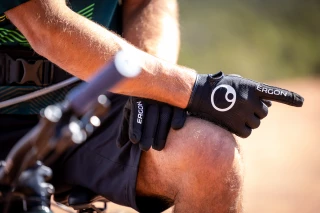 Ergon Mountainbiker Nahaufnahme des HM2 Handschuhs. 