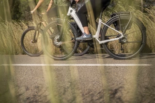 Ergon Taube Zehen beim Fahrradfahren? – Tipps gegen Taubheitsgefühl Zwei Radfahrer auf E-Bikes auf einer Straße.