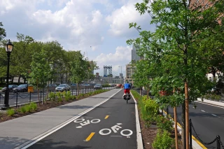 Brooklyn-Bridge New York cycle path leads to the Brooklyn Bridge