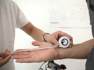 Manual measurement fittingbox Measuring the palm with fitting box equipment from Ergon