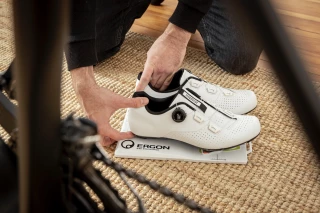 Ergon TP1 Cleattool White cycling shoes are placed on the Ergon TP1 Cleattool.