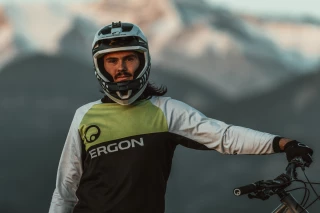 Portrait Alex Brantsch Alex Brantsch: Product developer in the Ergon R&D department – all-round rider with a penchant for downhill shredding and a love for trail building.