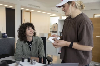 Vali Höll talking to Ergon designer Julia