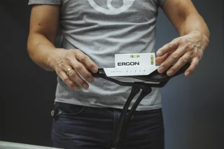 Ergon adjust saddle tilt Dr. Kim Tofaute adjusts the horizontal saddle adjustment with Ergon Fitting Box equipment