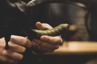 Ergon Lenkerband richtig wickeln - Perspektive 2 Wickeln des Ergon-Lenkerbandes BT Gravel in Swap Green auf der Unterseite des Lenkers, Perspektive 2.