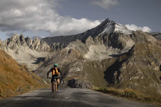 Matthew Fairbrother fährt mit einem Bike mit Ergon-Sattel und Griffen durch eine spektakuläre Berglandschaft bei Sonnenaufgang.