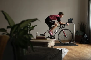 Indoor Cycling Frau Woman on indoor cycling bike
