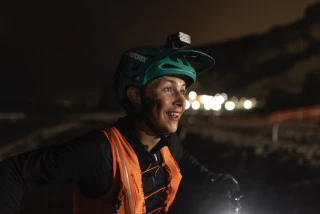 Ein emotionaler Moment: Matthew Fairbrother lächelt erschöpft aber glücklich am Ziel seiner nächtlichen Tour mit Ergon-Sattel und Griffen am Meer.